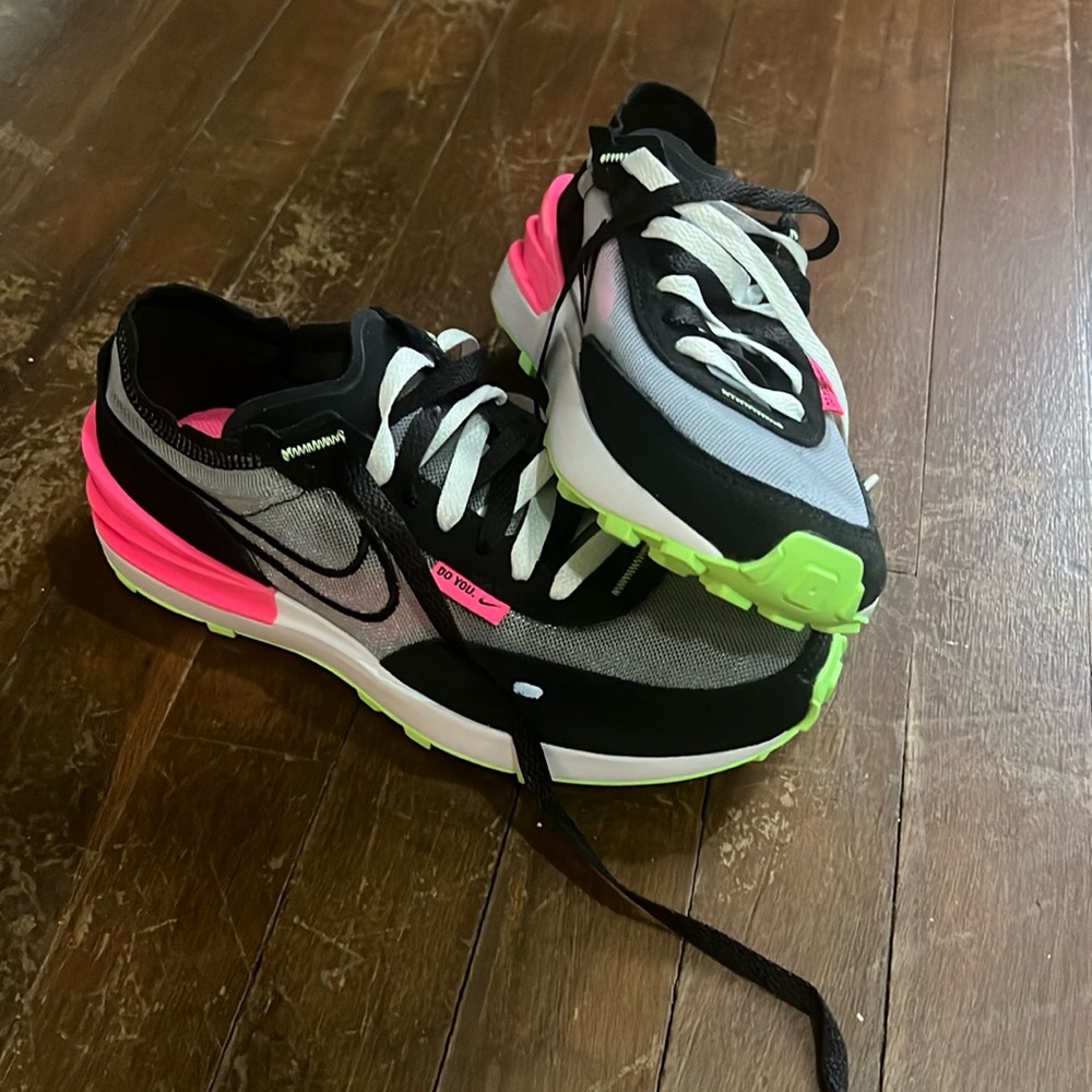 NWOT never warn women Nike shoes